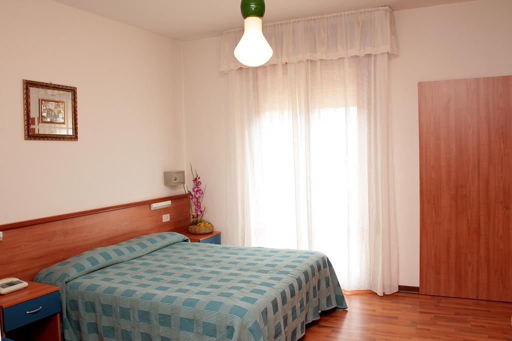 Hotel Midi ليدو دي يسولو المظهر الخارجي الصورة